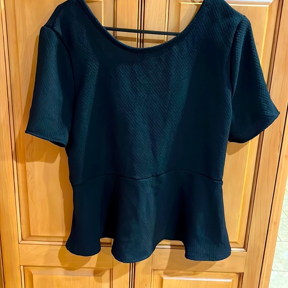 Tops - Ladies blk  short sleeve 14TH & Union shirt with peep hole and bow on the back.
